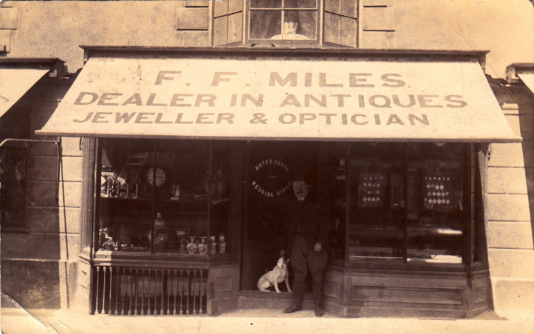 Photograph. F. F. Miles Antique Shop in the middle of North Walsham Market Place (North Side) (North Walsham Archive).