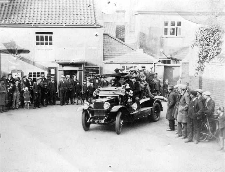 Photograph. Fire engine entering Yarmouth Road from New Road. (Photo courtesy of Derek Woods.) (North Walsham Archive).
