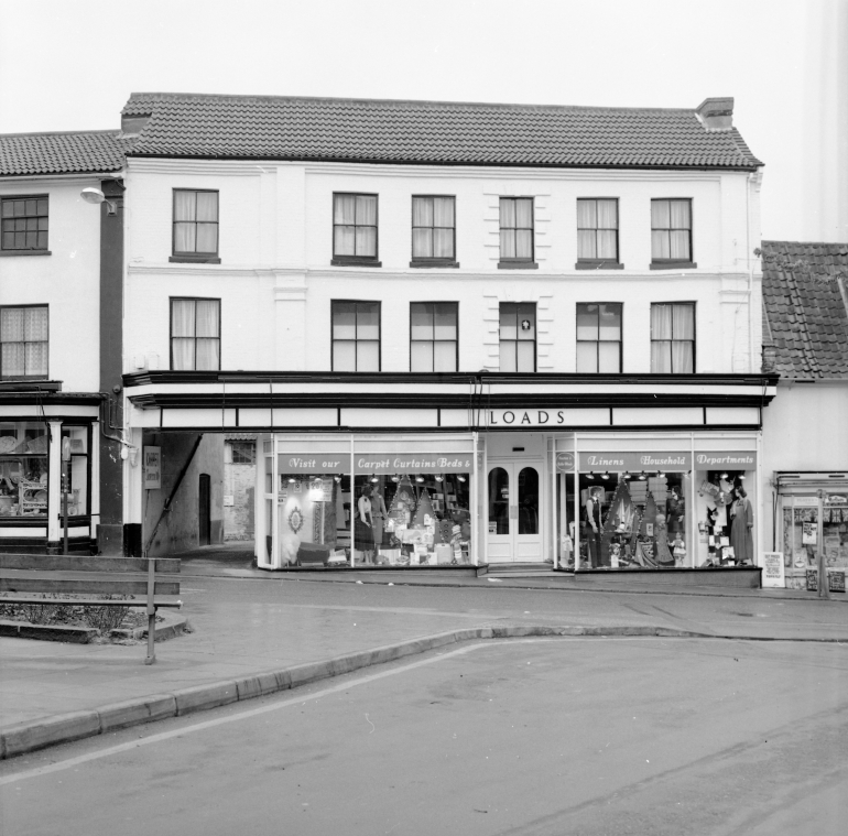 Photograph. Loads at Christmas (North Walsham Archive).