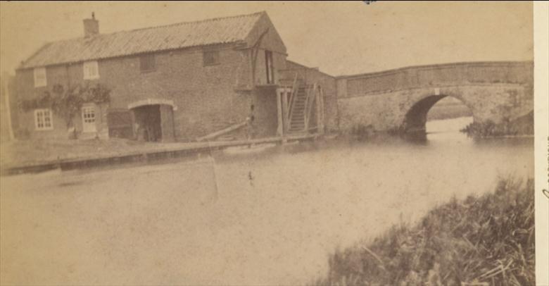 Photograph. The Wherry Inn, Royston Bridge in its heyday. (North Walsham Archive).