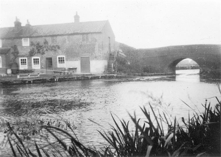 Photograph. The Wherry Pub and Royston Bridge. (North Walsham Archive).